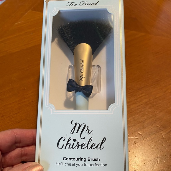 Too Faced Mr. Chiseled Contouring Brush - Picture 3 of 16